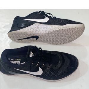 Nike Lift Run Black and White Athletic Shoes Size 9.5